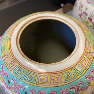 Une paire de pots couverts en porcelaine de Chine famille rose à décor d'antiquités, 19ème — photo 19