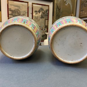 Une paire de pots couverts en porcelaine de Chine famille rose à décor d'antiquités, 19ème — photo 21