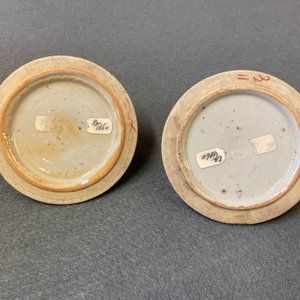 Une paire de pots couverts en porcelaine de Chine famille rose à décor d'antiquités, 19ème — photo 23