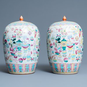 Une paire de pots couverts en porcelaine de Chine famille rose à décor d'antiquités, 19ème — photo 3