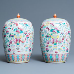 Une paire de pots couverts en porcelaine de Chine famille rose à décor d'antiquités, 19ème — photo 7