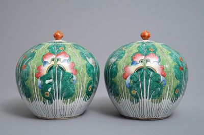 Une paire de pots couverts en porcelaine de Chine famille rose à décor de choux, 19ème