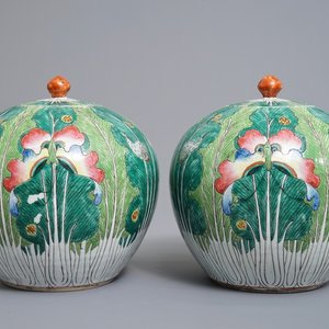Une paire de pots couverts en porcelaine de Chine famille rose à décor de choux, 19ème — photo 1