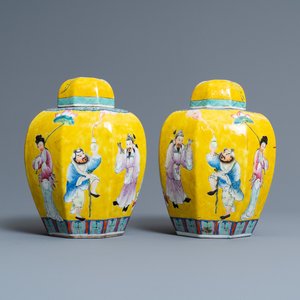 Une paire de pots couverts en porcelaine de Chine famille rose à décor d'immortels, marque de Jiaqing, République — photo 1