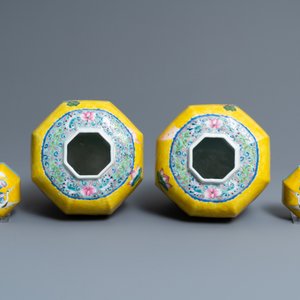 Une paire de pots couverts en porcelaine de Chine famille rose à décor d'immortels, marque de Jiaqing, République — photo 5