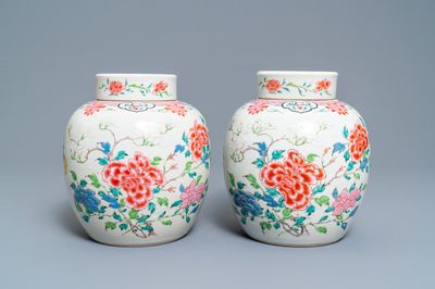 Une paire de pots couverts en porcelaine de Chine famille rose à décor floral, Yongzheng