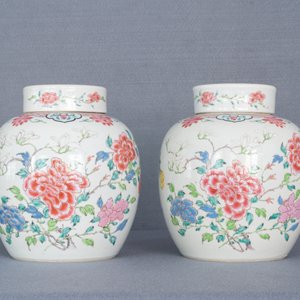 Une paire de pots couverts en porcelaine de Chine famille rose à décor floral, Yongzheng — photo 13