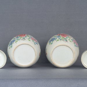 Une paire de pots couverts en porcelaine de Chine famille rose à décor floral, Yongzheng — photo 14