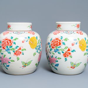 Une paire de pots couverts en porcelaine de Chine famille rose à décor floral, Yongzheng — photo 2