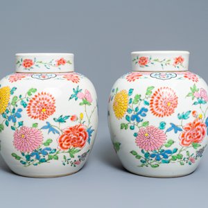 Une paire de pots couverts en porcelaine de Chine famille rose à décor floral, Yongzheng — photo 3