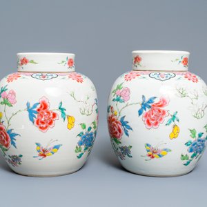 Une paire de pots couverts en porcelaine de Chine famille rose à décor floral, Yongzheng — photo 4