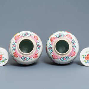 Une paire de pots couverts en porcelaine de Chine famille rose à décor floral, Yongzheng — photo 5