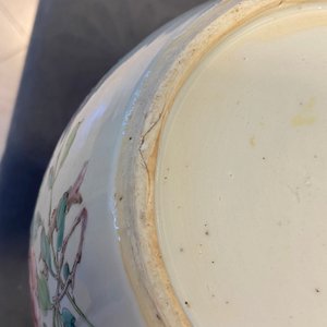 Une paire de pots couverts en porcelaine de Chine famille rose à décor floral, Yongzheng — photo 9
