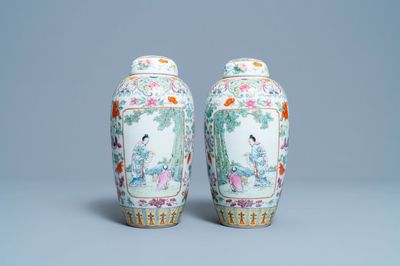 Une paire de pots couverts en porcelaine de Chine famille rose, marque de Qianlong, République