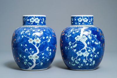 Une paire de pots couverts en porcelaine de Chine polychrome, 19ème