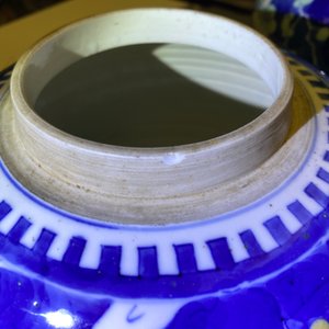 Une paire de pots couverts en porcelaine de Chine polychrome, 19ème — photo 9