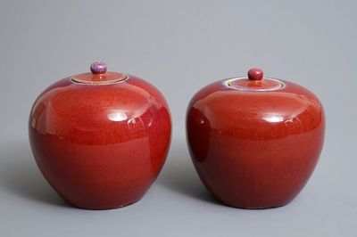 Une paire de pots couverts en porcelaine de Chine sang de boeuf, 19ème