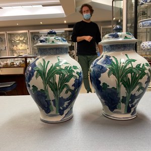 Une paire de pots couverts en porcelaine de Chine wucai, 19/20ème — photo 13