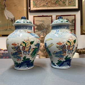 Une paire de pots couverts en porcelaine de Chine wucai, 19/20ème — photo 17
