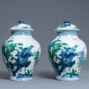 Une paire de pots couverts en porcelaine de Chine wucai, 19/20ème — photo 2