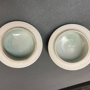 Une paire de pots couverts en porcelaine de Chine wucai, 19/20ème — photo 9