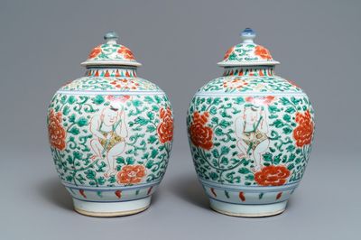 Une paire de pots couverts en porcelaine de Chine wucai, époque Transition