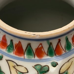 Une paire de pots couverts en porcelaine de Chine wucai, époque Transition — photo 12