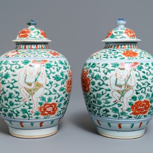 Une paire de pots couverts en porcelaine de Chine wucai, époque Transition — photo 3