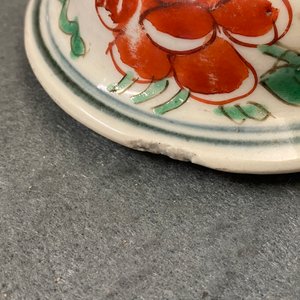 Une paire de pots couverts en porcelaine de Chine wucai, époque Transition — photo 10