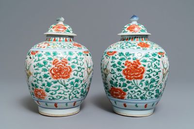 Une paire de pots couverts en porcelaine de Chine wucai, époque Transition