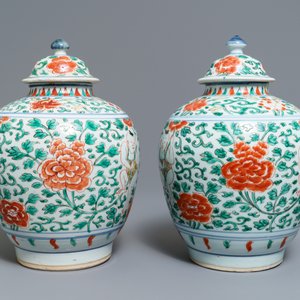 Une paire de pots couverts en porcelaine de Chine wucai, époque Transition — photo 3