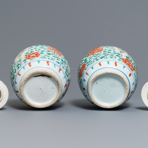 Une paire de pots couverts en porcelaine de Chine wucai, époque Transition — photo 8