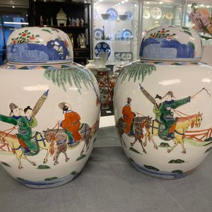 Une paire de pots couverts en porcelaine de Chine wucai, marque de Wanli, 19ème — photo 11
