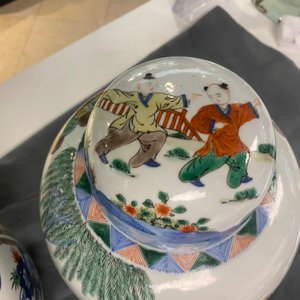Une paire de pots couverts en porcelaine de Chine wucai, marque de Wanli, 19ème — photo 16