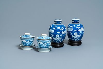 Une paire de pots couverts et une paire de bols couverts sur supports en porcelaine de Chine en bleu et blanc, 19ème