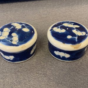 Une paire de pots couverts et une paire de bols couverts sur supports en porcelaine de Chine en bleu et blanc, 19ème — photo 11