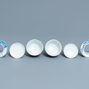 Une paire de pots couverts et une paire de bols couverts sur supports en porcelaine de Chine en bleu et blanc, 19ème — photo 8