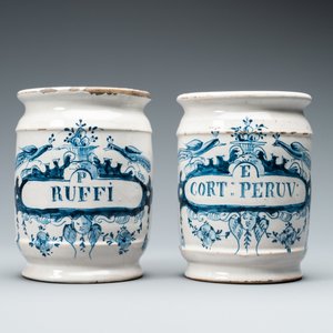 Une paire de pots de pharmacie de type albarello en faïence de Delft en bleu et blanc, 18ème — photo 2