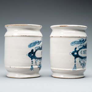 Une paire de pots de pharmacie de type albarello en faïence de Delft en bleu et blanc, 18ème — photo 3