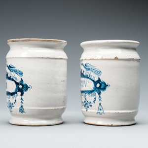 Une paire de pots de pharmacie de type albarello en faïence de Delft en bleu et blanc, 18ème — photo 5