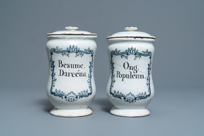 Une paire de pots de pharmacie de type albarello en faïence en bleu et blanc, France, 2ème moitié du 18ème