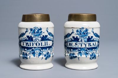 Une paire de pots de pharmacie en faïence de Delft bleu et blanc aux couvercles en laiton, 18ème