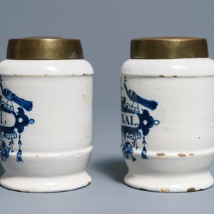 Une paire de pots de pharmacie en faïence de Delft bleu et blanc aux couvercles en laiton, 18ème — photo 2