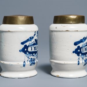 Une paire de pots de pharmacie en faïence de Delft bleu et blanc aux couvercles en laiton, 18ème — photo 4