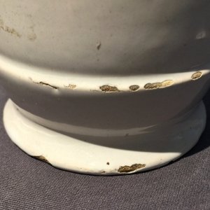 Une paire de pots de pharmacie en faïence de Delft bleu et blanc aux couvercles en laiton, 18ème — photo 9