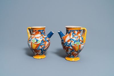 Une paire de pots de pharmacie en majolique italienne polychrome, Casteldurante, 16ème