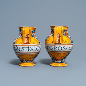 Une paire de pots de pharmacie en majolique italienne polychrome, Casteldurante, 16ème — photo 4