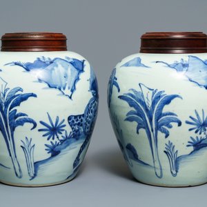 Une paire de pots en porcelaine de Chine bleu et blanc à décor d'un kylin, époque Transition — photo 4