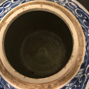 Une paire de pots en porcelaine de Chine bleu et blanc aux couvercles en bois, 18/19ème — photo 11