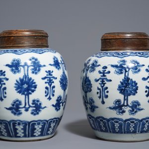 Une paire de pots en porcelaine de Chine bleu et blanc aux couvercles en bois, 18/19ème — photo 4